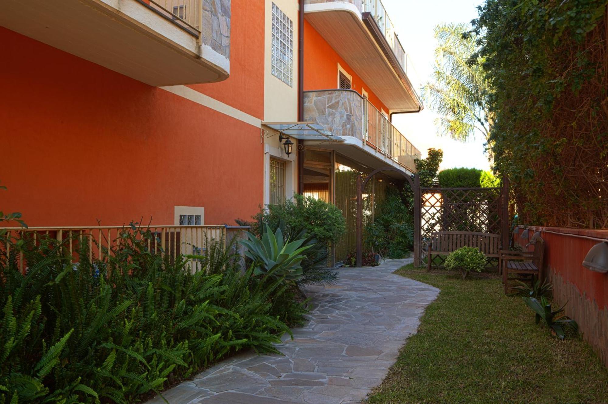 Motta Residence Hotel Motta SantʼAnastasia Extérieur photo