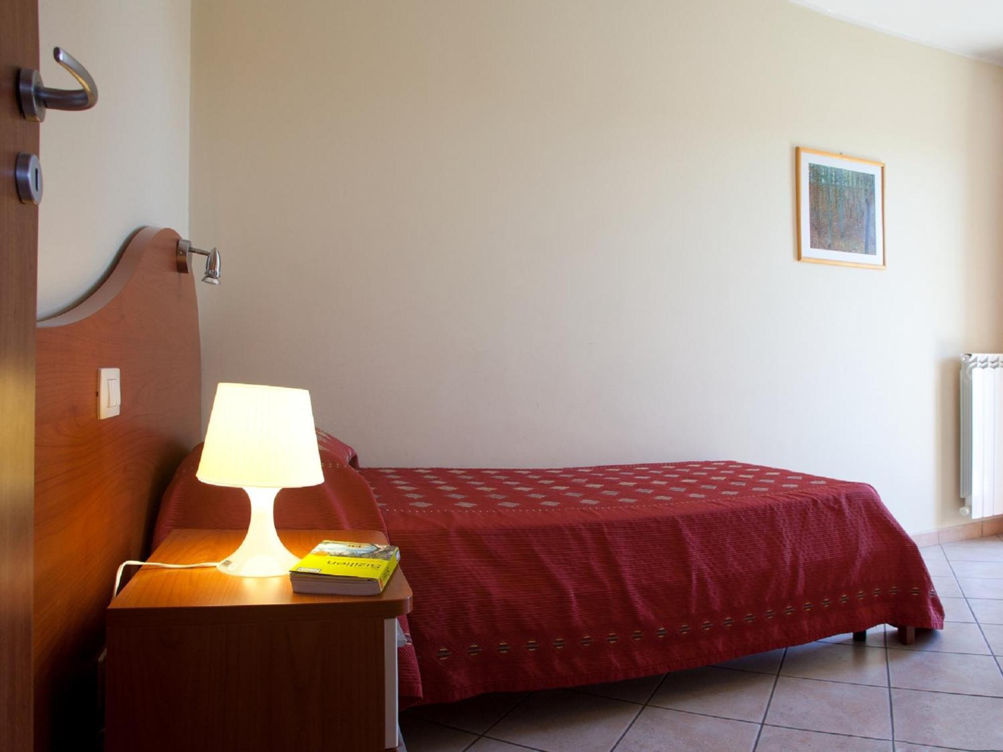 Motta Residence Hotel Motta SantʼAnastasia Extérieur photo