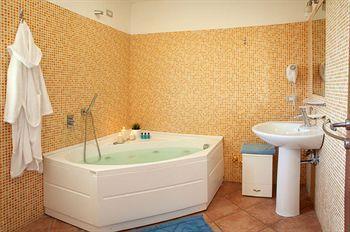 Motta Residence Hotel Motta SantʼAnastasia Extérieur photo