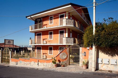 Motta Residence Hotel Motta SantʼAnastasia Extérieur photo